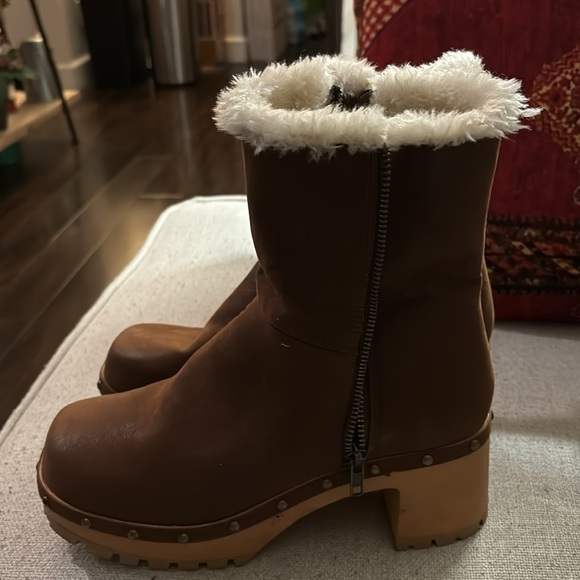 Mia platform boots. Faux fur inside. Size 9. - Picture 2 of 8